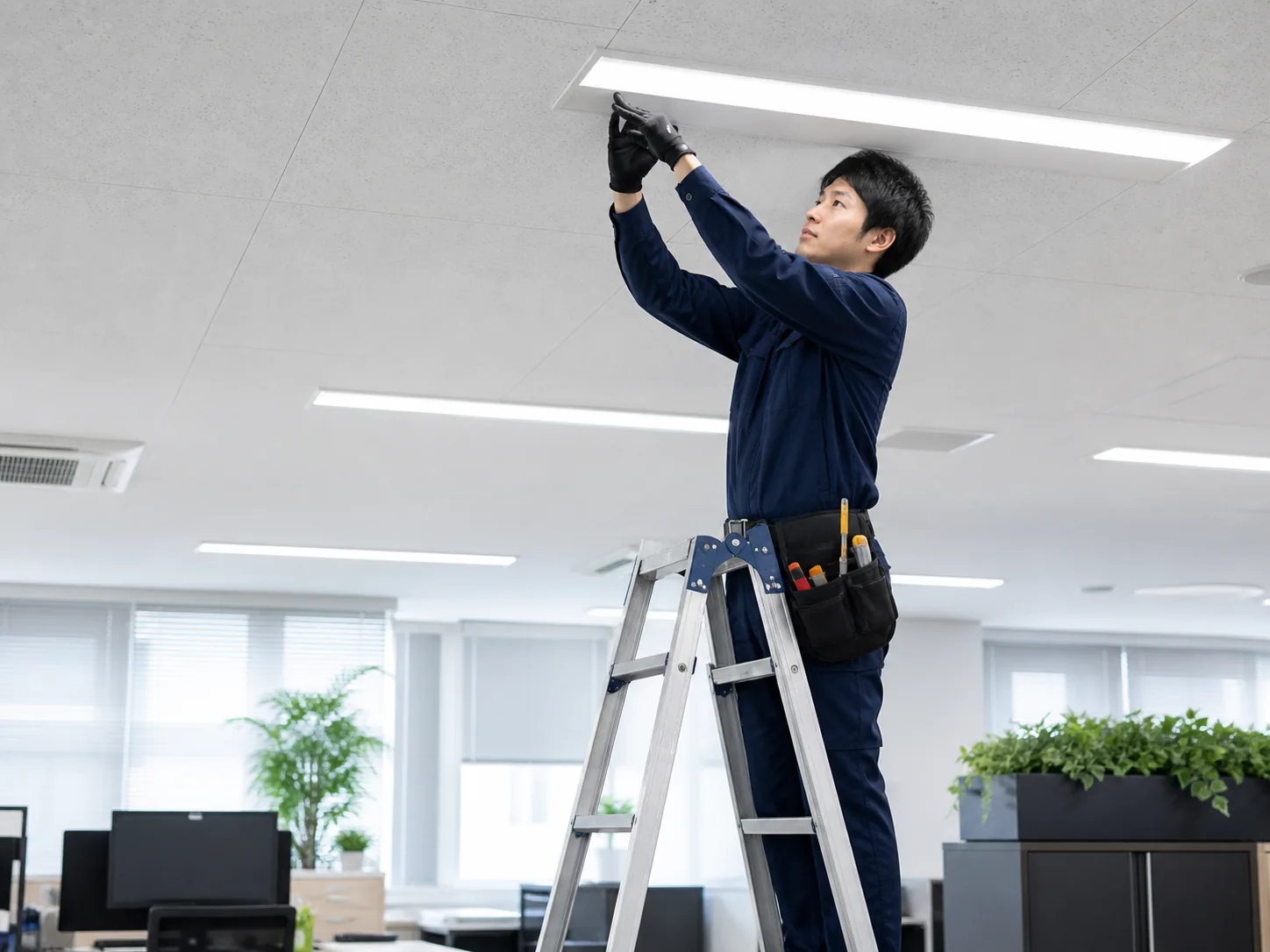 オフィスの照明を施工する技術者