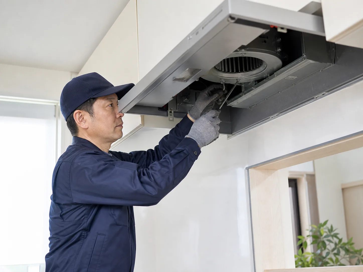 換気扇を施工する技術者